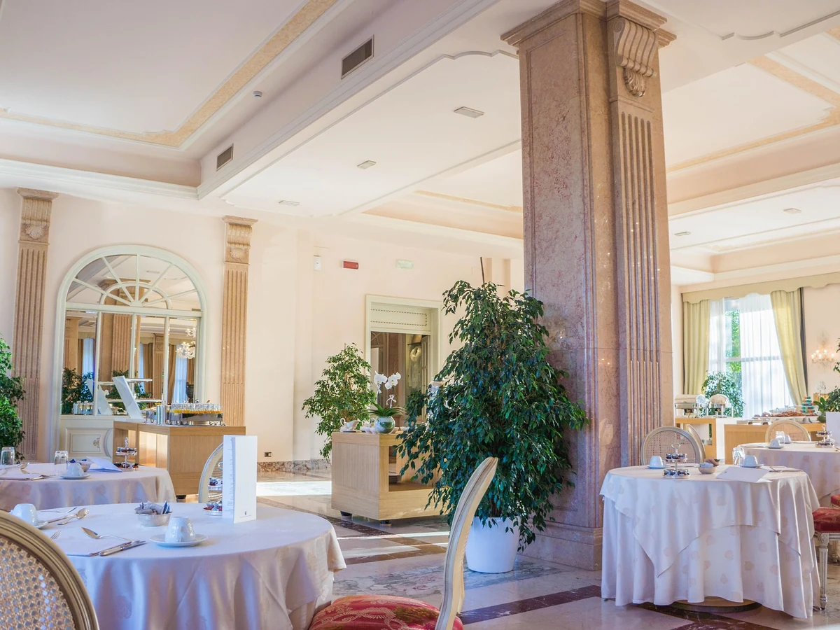 commercial-painting-grand-hotel-dining-darlington-decorators Commercial painting of a grand hotel dining room in Darlington by Darlington Decorators