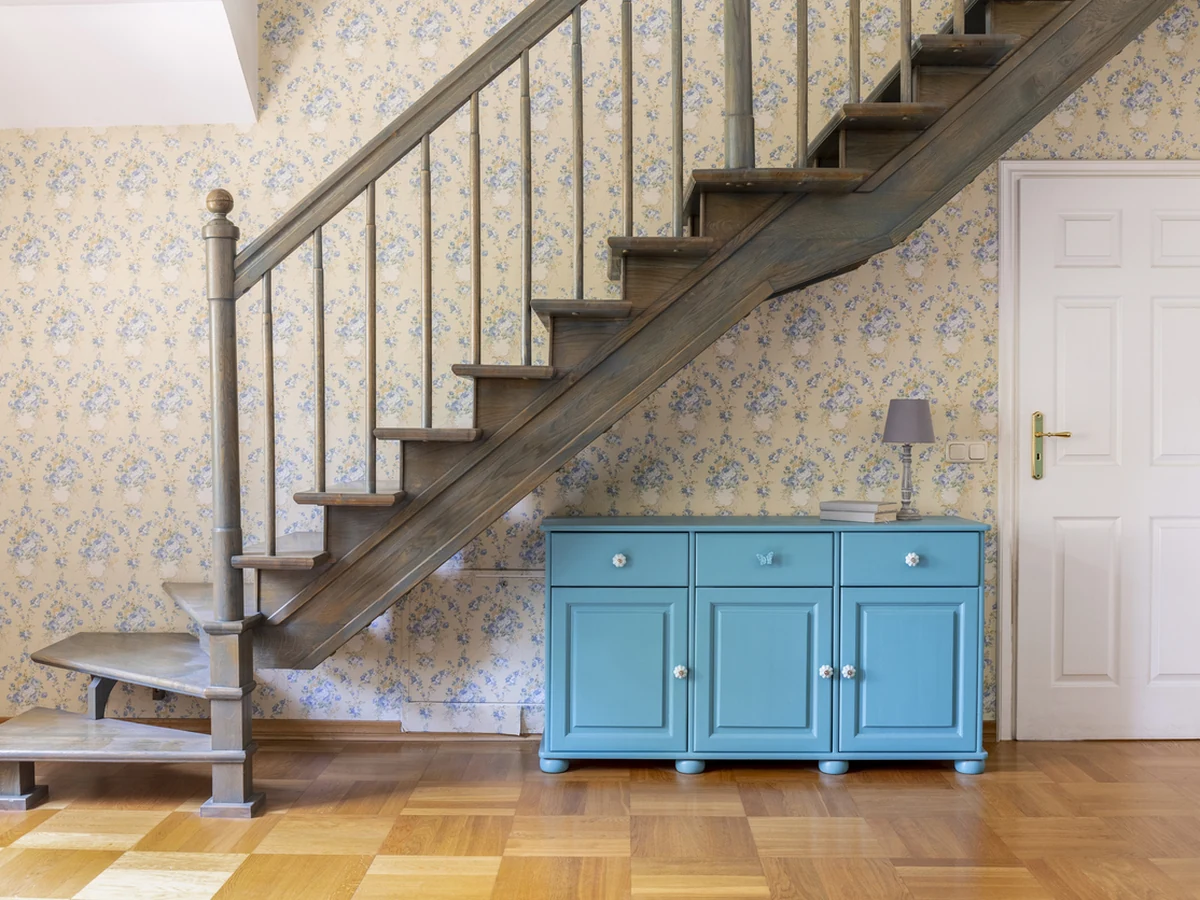 staircase-painting-staircase-floral-wallpaper-darlington-decorators Staircase with floral wallpaper hung by Darlington Decorators, period property wallpapering in Darlington